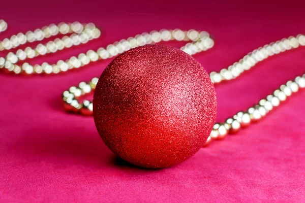 Noel ağacı süslemesi. Kırmızı arka planda kırmızı ve altın bir noel ağacı süslemesi. Noel balosu ve Noel süslemeleri.