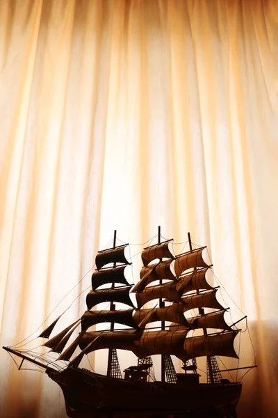 Figura de barco coleccionable en color oro. art. modelo de buque. — Foto de Stock