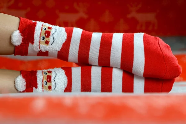 Yeni yıl çorapları. Tatil için kırmızı çoraplar. Noel çorabı konsepti. Kış tatili Xmas ve Yeni Yıl konsepti