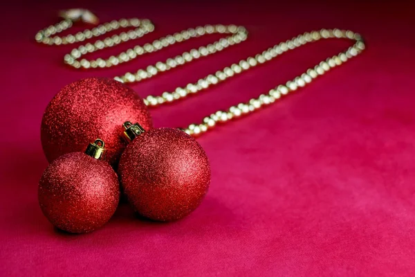 Decoración del árbol de Navidad. Un primer plano de un árbol de navidad rojo y dorado decoraciones sobre fondo rojo. Bola de Navidad y decoraciones de Navidad. Fotos De Stock