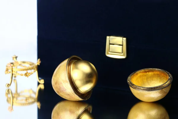 Süslü altın Faberge yumurta hatırası. Klasik altın madalya. arkaplan altın yumurta.