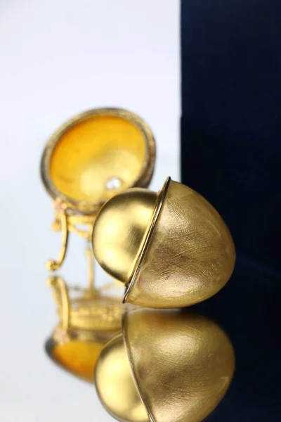 Süslü altın Faberge yumurta hatırası. Klasik altın madalya. arkaplan altın yumurta.