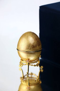 Süslü altın Faberge yumurta hatırası. Arkaplan altın kavramı.