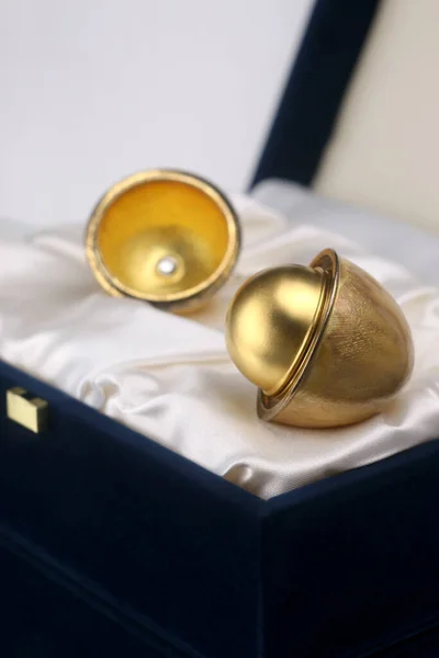 Süslü altın Faberge yumurta hatırası. Altın mücevher.