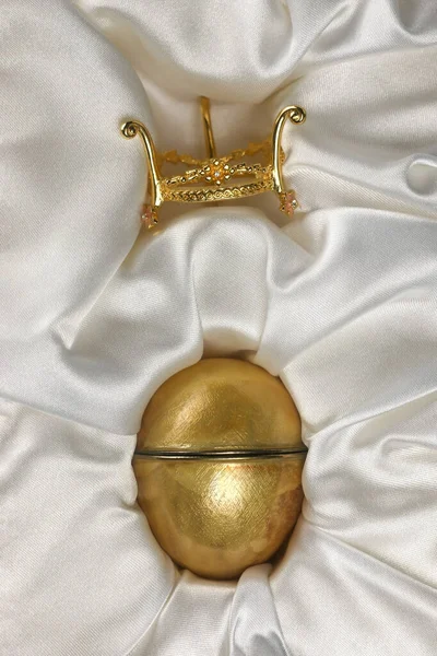 Üst manzara altın rengi Faberge yumurta hatırası..