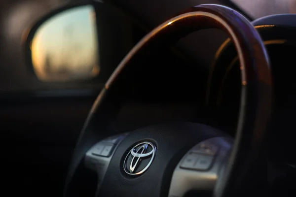 Gösterge paneli, medya sistemi, direksiyon ve vites ayarlı Toyota Camry 'nin siyah iç görüntüsü. Toyota 'nın direksiyonu. 