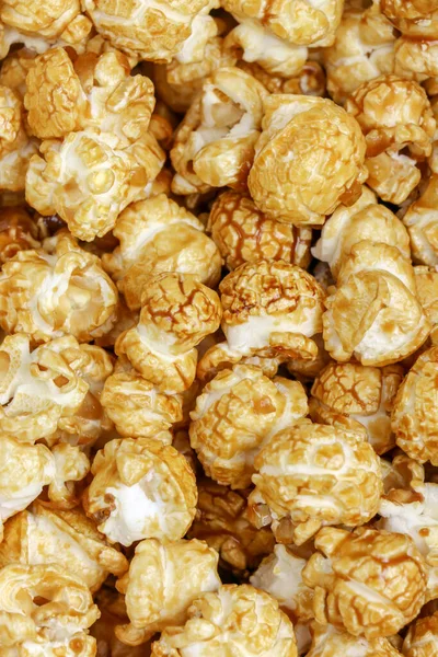 Popcornmönster. Sötsaker. Karamell popcorn strukturerad bakgrund. Mat, bio, film. Ovanifrån — Stockfoto
