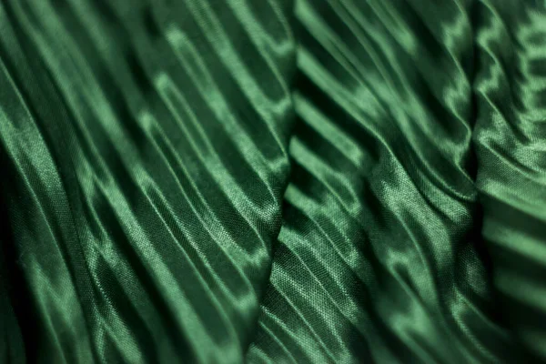 Textura, fundo, padrão, tecido de seda de cor verde. Seda verde. tecido plissado. — Fotografia de Stock