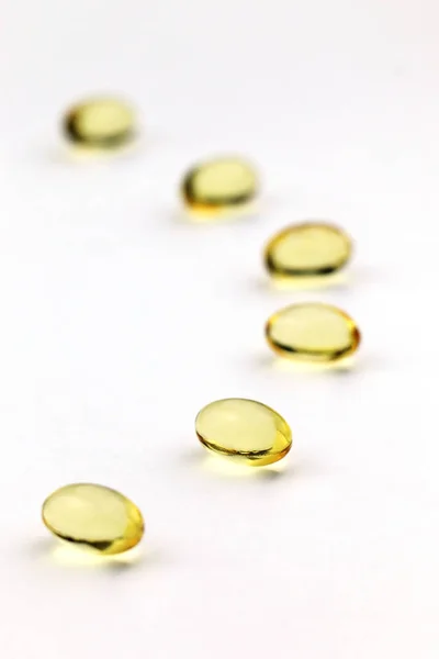 Kapsülleri kapatın: balık yağı, omega 3, omega 6, omega 9, akşam çuha çiçeği yağı, keten tohumu yağı, A vitamini, D vitamini, D3 vitamini, E vitamini.