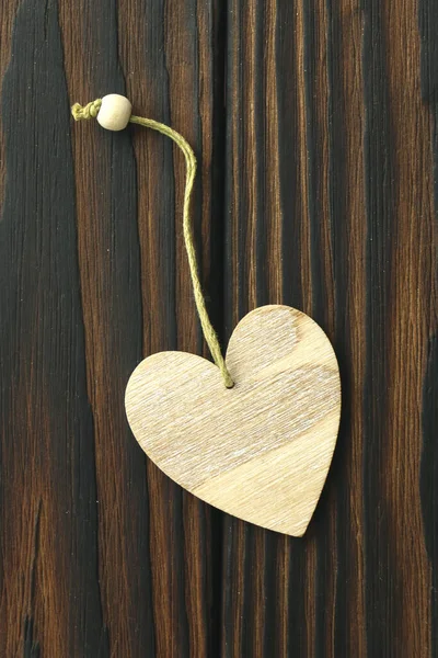 Feliz día de San Valentín. Corazón de madera sobre fondo de madera. Concepto de San Valentín. Tarjeta de felicitación de San Valentín — Foto de Stock