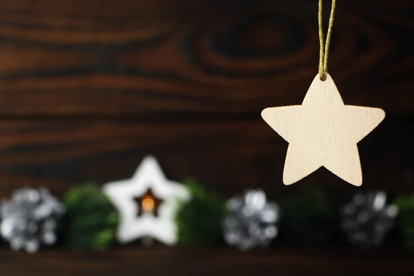 Yeni yıl karanlık arka plan. Noel kartı. Tahtadan yapılmış Noel oyuncağı.