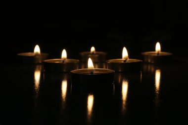 Gece bir tabela yandı.