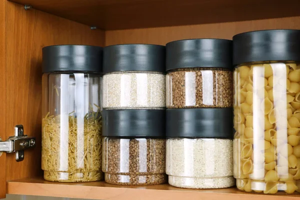 Almacenamiento de cereales en recipientes en la cocina Fotos De Stock