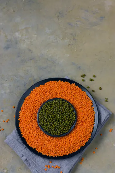 Feijões Fundo Escuro Lentilhas Feijão Mungo Verde Uma Chapa Guardanapo — Fotografia de Stock