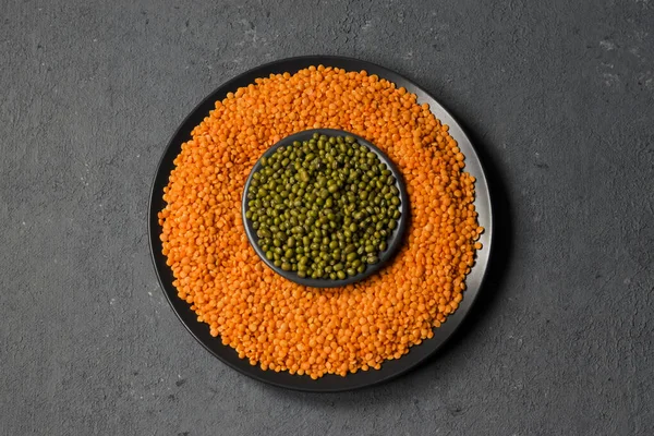 Feijões Fundo Cinza Lentilhas Feijão Verde Uma Placa Plana Comida — Fotografia de Stock