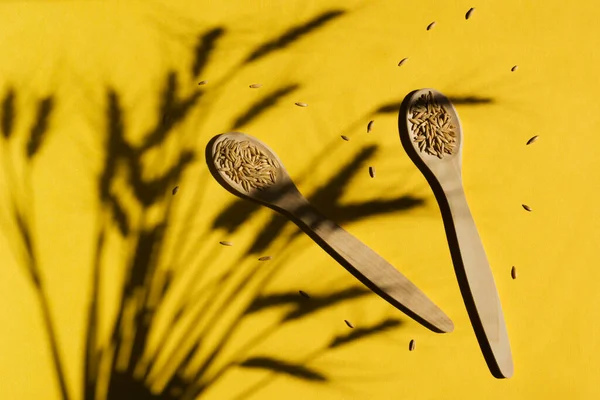 Culturas Cereais Num Fundo Amarelo Colheres Madeira Espiguetas Com Sombras — Fotografia de Stock