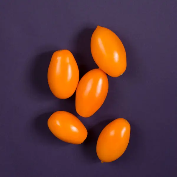Orangefarbene Tomate Auf Violettem Hintergrund Zentrale Position Flache Lage — Stockfoto