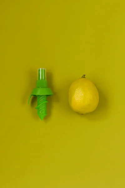 Čerstvý Zralý Šťavnatý Citron Olivovém Pozadí Zelená Stříkací Tryska Citrusové — Stock fotografie