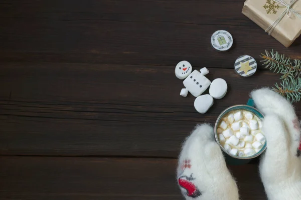 Female Hands White Woolen Mittens Hold Cup Hot Drink Marshmallows — Stock Photo, Image