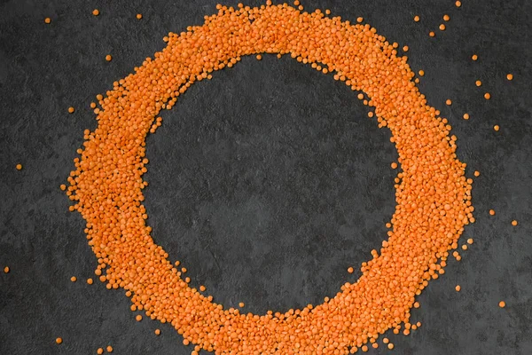 深色背景下的豆科植物 明亮的扁豆 呈圆形 素食者的健康食品 横向的位置 从上面看自由空间圈 — 图库照片