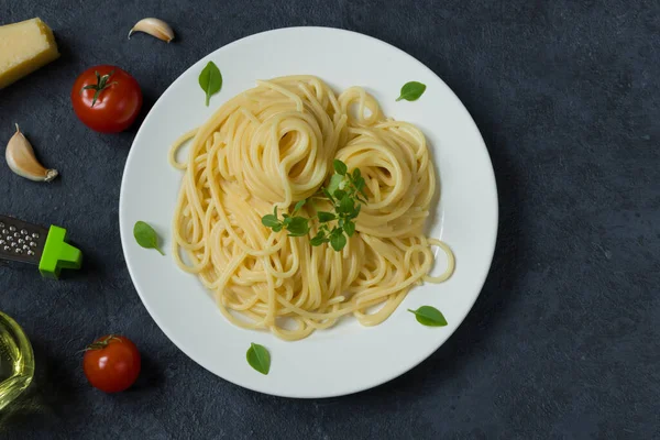 Traditionell Italiensk Spagetti Vit Rund Platta Mörk Bakgrund Ingredienser För — Stockfoto