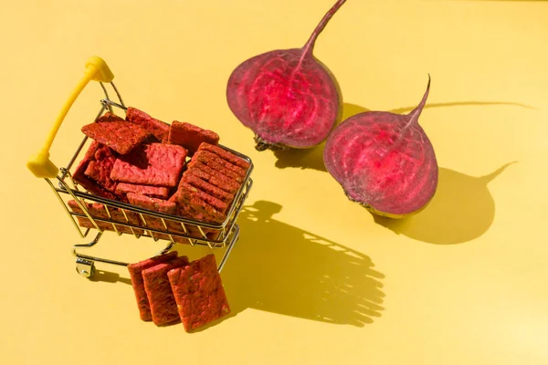 Přírodní Sušenky Nebo Cukroví Červené Řepy Košíku Žlutém Pozadí Zdravé — Stock fotografie