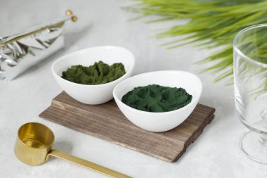 Arka planda klorella ve spirulina tozu var. Vejetaryen diyeti için yeşil bir detoks. Sağlıklı yaşam tarzı kavramı.