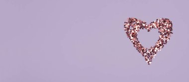 Mavi arka planda parlak pullardan yapılmış kalp şeklinde bir çerçeve. Sevgililer Günü için şölen dokusu, Anneler Günü, Kadınlar Günü, düğün ve doğum günü. Banner, Flatlay, boşluğu kopyala