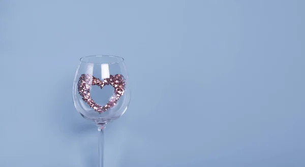 Wine Glass Heart Shaped Frame Made Shiny Sequins Blue Background — Stock Photo, Image