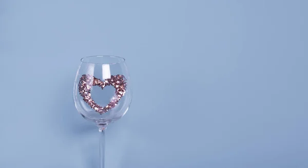 Verre Vin Cadre Forme Coeur Paillettes Brillantes Sur Fond Bleu — Photo