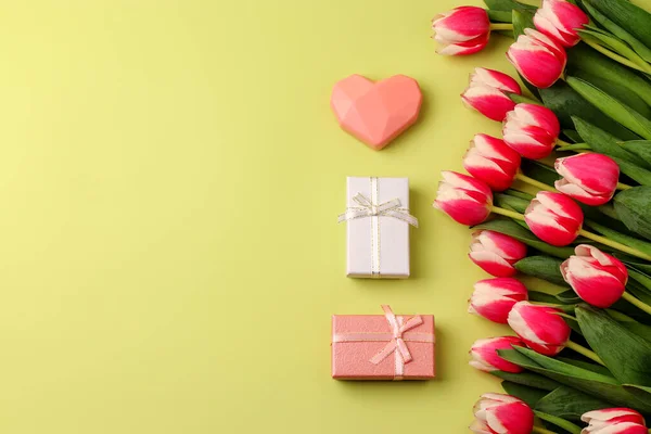 郁金香花束粉红的心浅色背景的礼品盒情人节 母亲节 母亲节和生日的节日概念 复制空间 — 图库照片