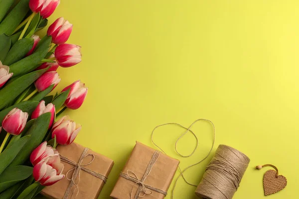 一束喜庆的郁金香 手工纸盒 浅色背景的天然材料 情人节 母亲节 母亲节和生日的概念 复制空间 — 图库照片