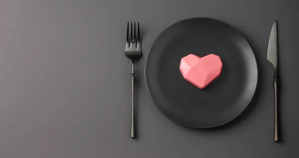Kreatív Ünnepi Fekete Asztal Beállítás Rózsaszín Szívvel Sötét Háttérrel Valentin — Stock Fotó