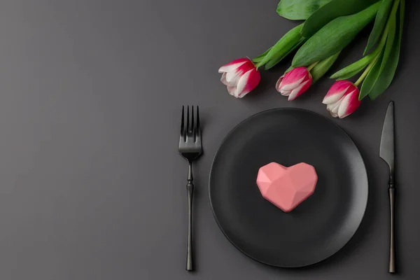 Karanlık Bir Arka Planda Kalbi Lalesi Olan Romantik Şenlikli Siyah — Stok fotoğraf