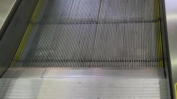 Черный эскалатор лестницы в торговом центре с указателем следа для поддержания социальной дистанции — стоковое видео