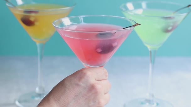 Skleničky různých lahodných ovocných nealkoholických koktejlů na jasném pozadí s třešněmi. Zdraví. Koktejlová párty. — Stock video