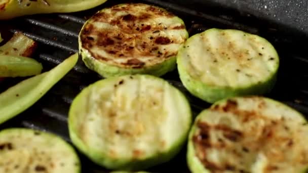 Smażone warzywa na patelni. Zbliżenie cukinii i papryki — Wideo stockowe