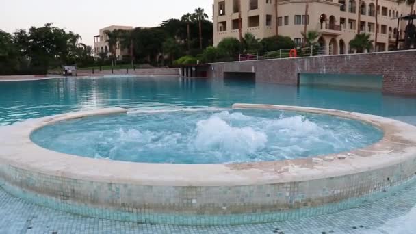 Jacuzzi na piscina exterior do resort durante uma pandemia. Relaxamento matinal. Descanso. Viagens. — Vídeo de Stock