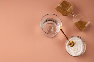 Kolajen tozu için altın kaşık. Yenilenme için doğal hidrolize güzellik takviyesi. Pembe arka planda sağlıklı ve yaşlanma karşıtı rahatlama kavramı. Üst Manzara. Boşluğu kopyala