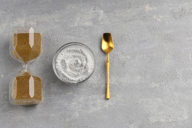 Cam bardakta hidrolize kolajen ve arka planda altın bir kaşık. Sağlıklı yaşam tarzı kavramı. Doğal güzellik ilavesi. Boşluğu kopyala.