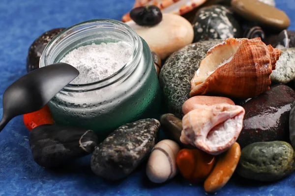 天然补充剂海洋胶原粉在石头的背景 健康的生活方式概念 玻璃瓶中的水解胶原蛋白 免版税图库照片