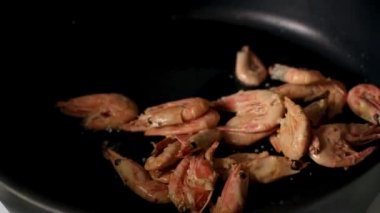 Izgara tavada ev yapımı soslu taze karides, baharat ve tereyağıyla kızartılmış. Kızartma tavasında karides yakın plan..