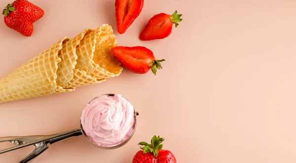 Postre Natural Frío Verano Helado Fresa Una Cuchara Especial Fresas — Foto de Stock