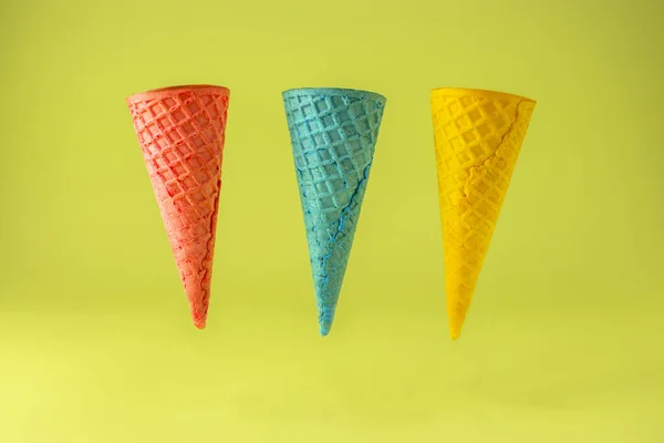 Conceito Criativo Verão Cones Waffle Coloridos Para Sorvete Fundo Leve — Fotografia de Stock
