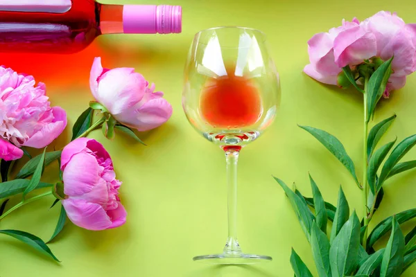 Δημιουργική Καλοκαιρινή Σύνθεση Ροζέ Κρασί Μεγάλο Ποτήρι Και Όμορφες Παιώνιες — Φωτογραφία Αρχείου