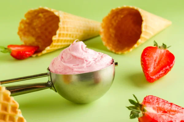 Postre Natural Frío Verano Helado Fresa Cono Gofre Cuchara Sobre — Foto de Stock