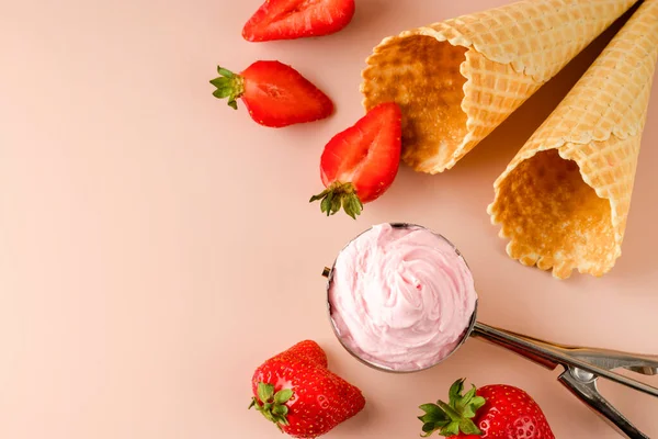 Fresas Frescas Conos Gofre Sobre Fondo Rosa Postre Natural Frío — Foto de Stock