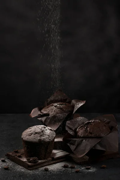 Muffins Chocolate Doce Frescos Polvilhados Com Açúcar Fundo Preto Chave — Fotografia de Stock