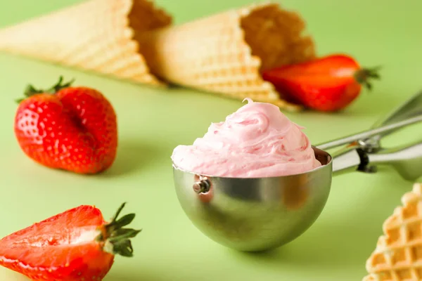 Helado Fresa Una Cuchara Especial Postre Natural Frío Verano Fresas — Foto de Stock