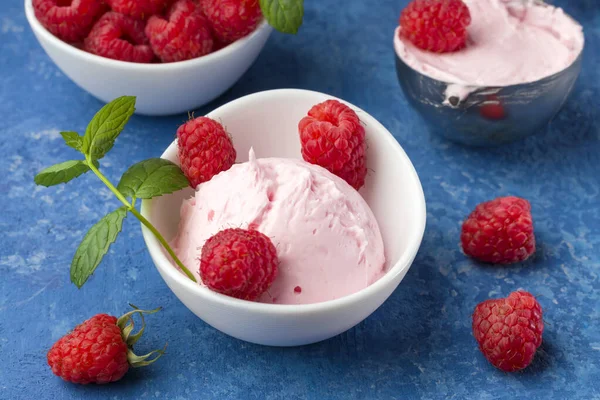 Frambuesas Frescas Con Menta Helado Casero Una Taza Blanca Sobre — Foto de Stock